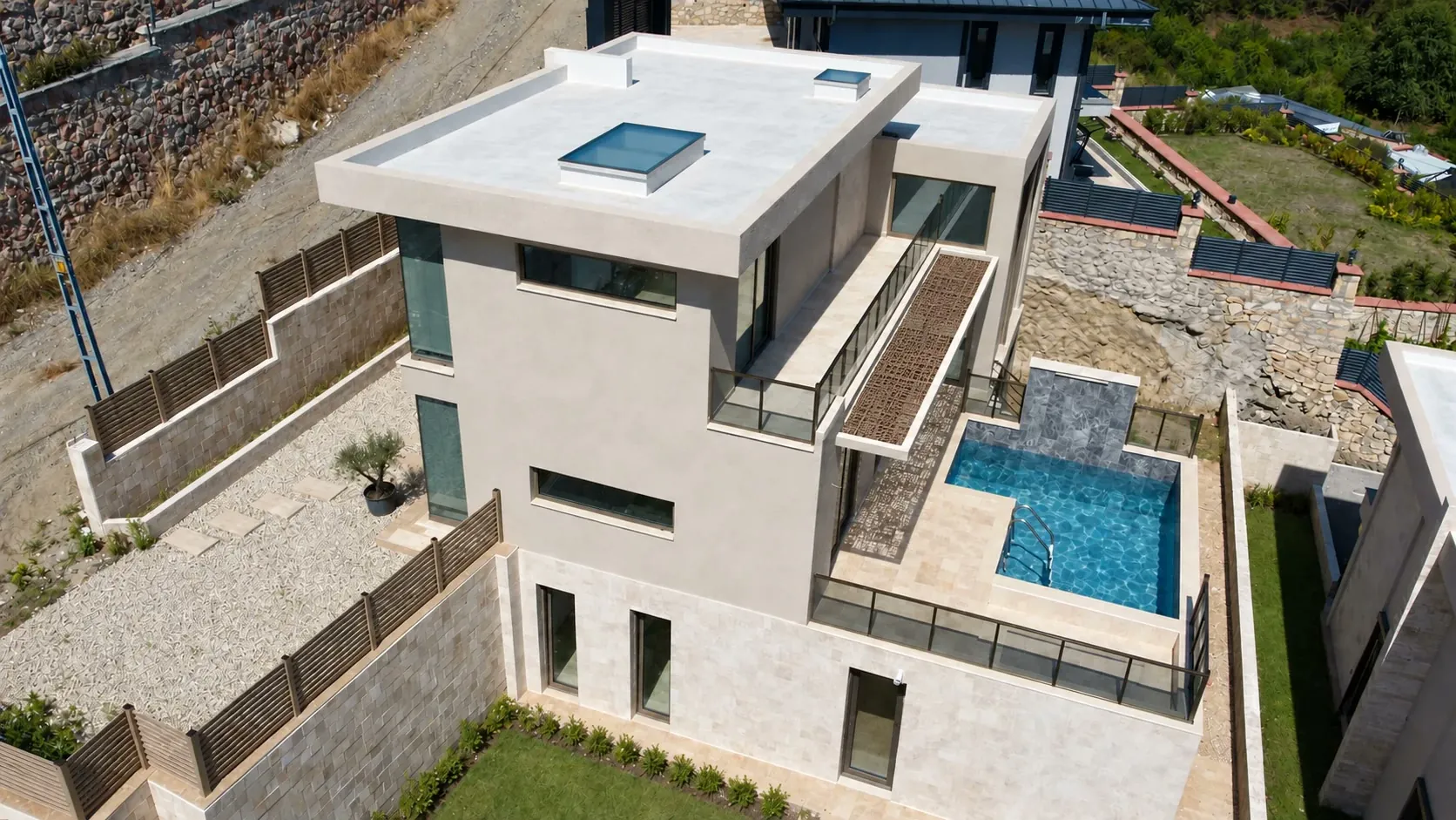 A Villası'nın bahçe cephesi: çatı ışıkları, balkon, havuz ve çakıl bahçe — görselleştirme